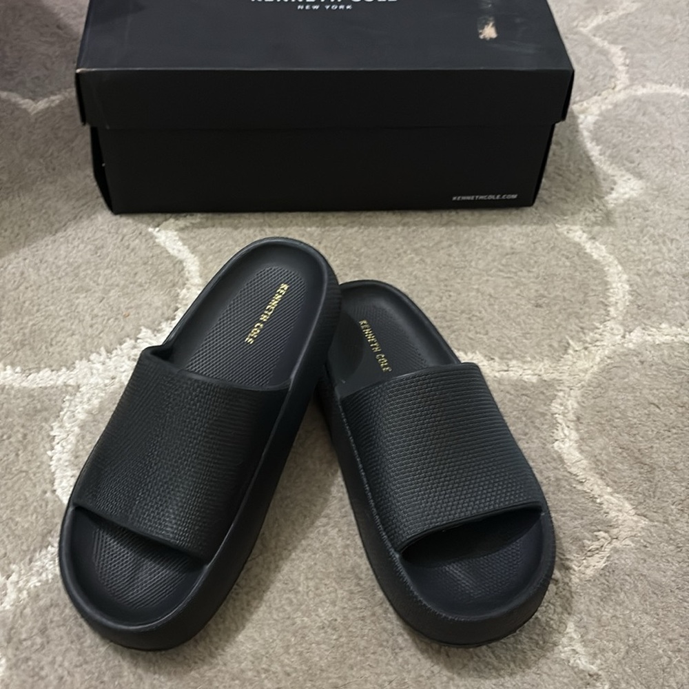 NIB Kenneth Cole Mello Eva black textured slide sandal Size 6